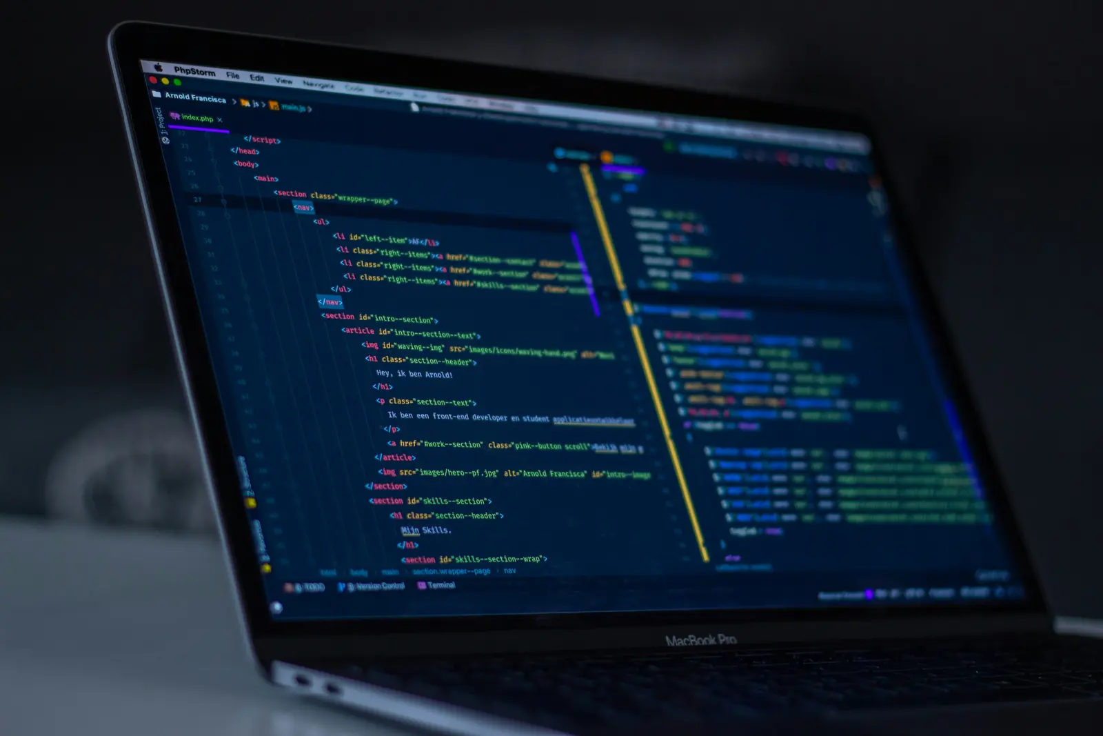 C&oacute;digo fuente en la pantalla de un port&aacute;til
