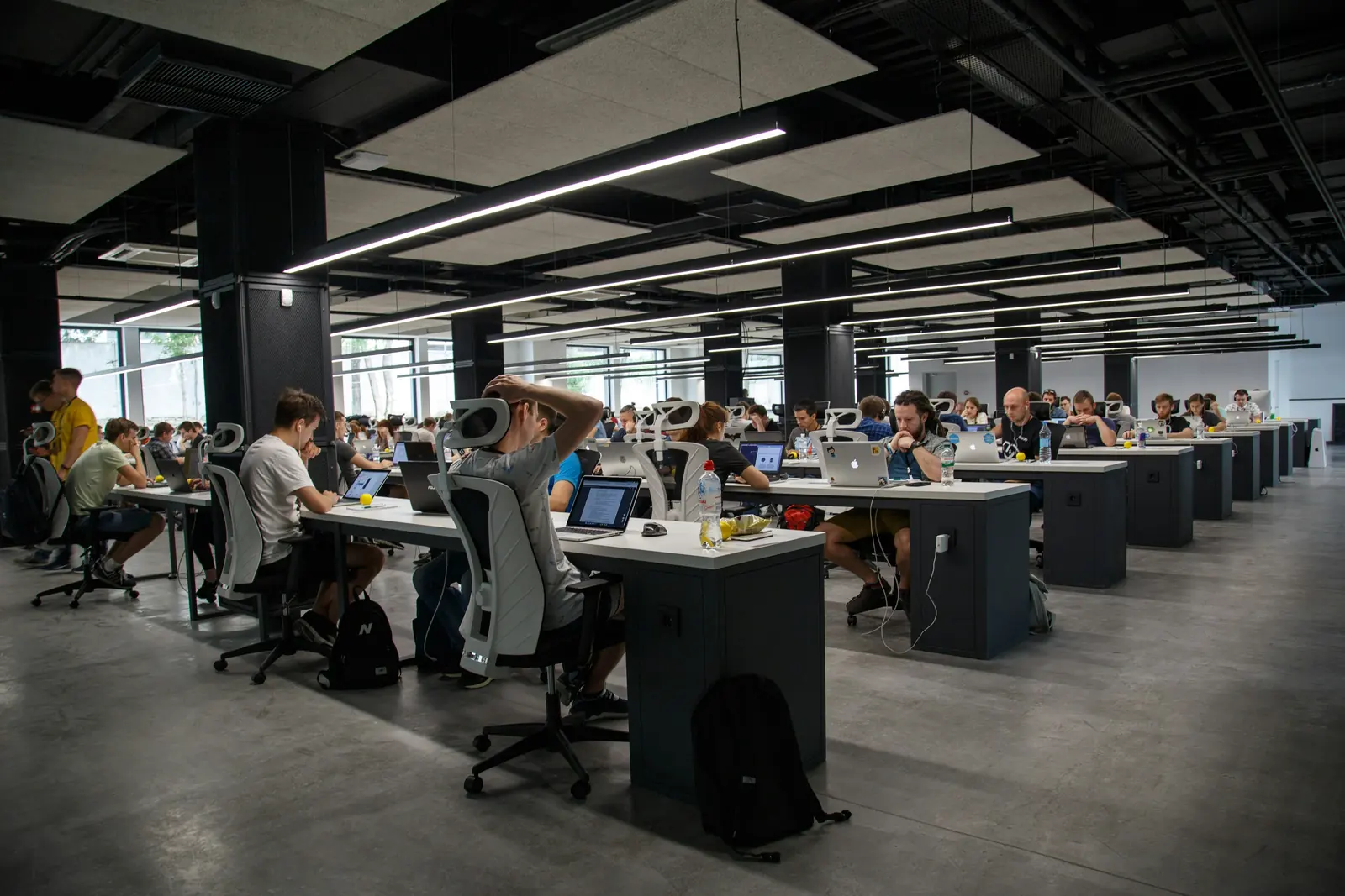 Oficina moderna con personas trabajando