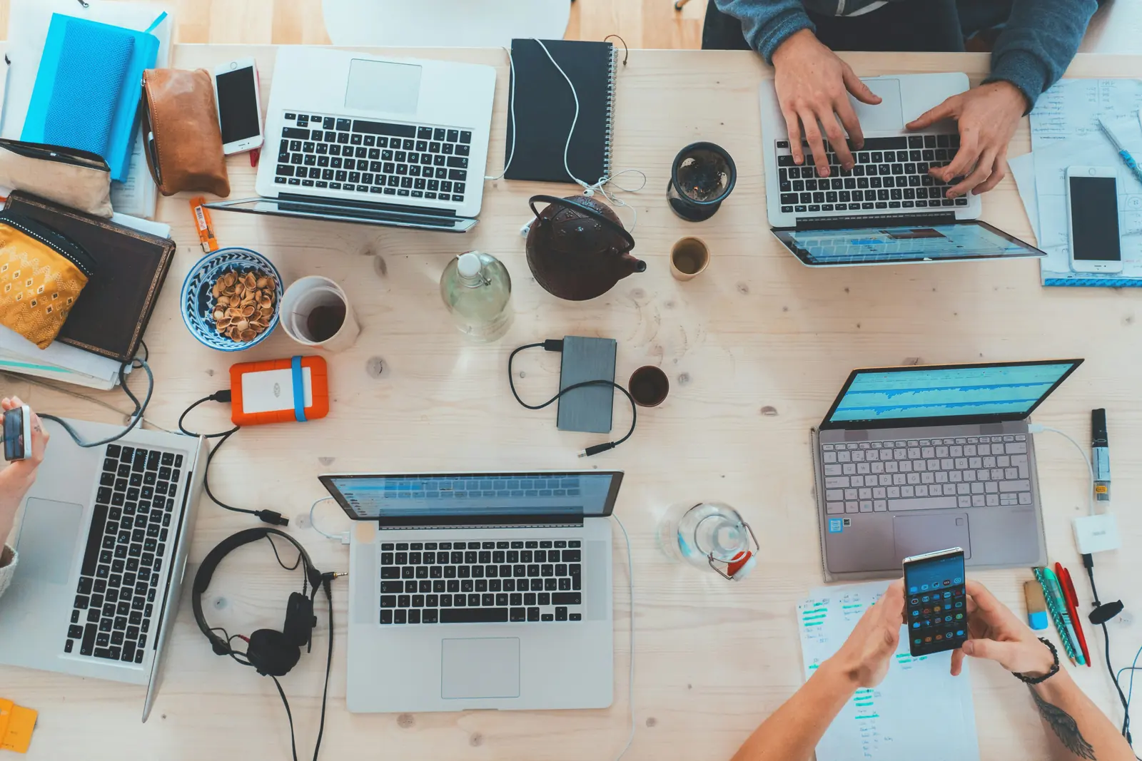 Escritorio de trabajo con laptops y tel&eacute;fonos